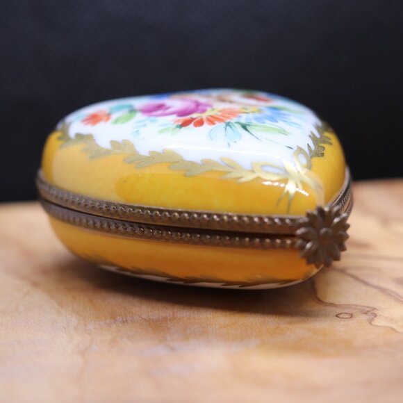 Vintage Limoges Heart-Shaped Trinket Box – Hand-Painted Floral Design France - Picture 4 of 11